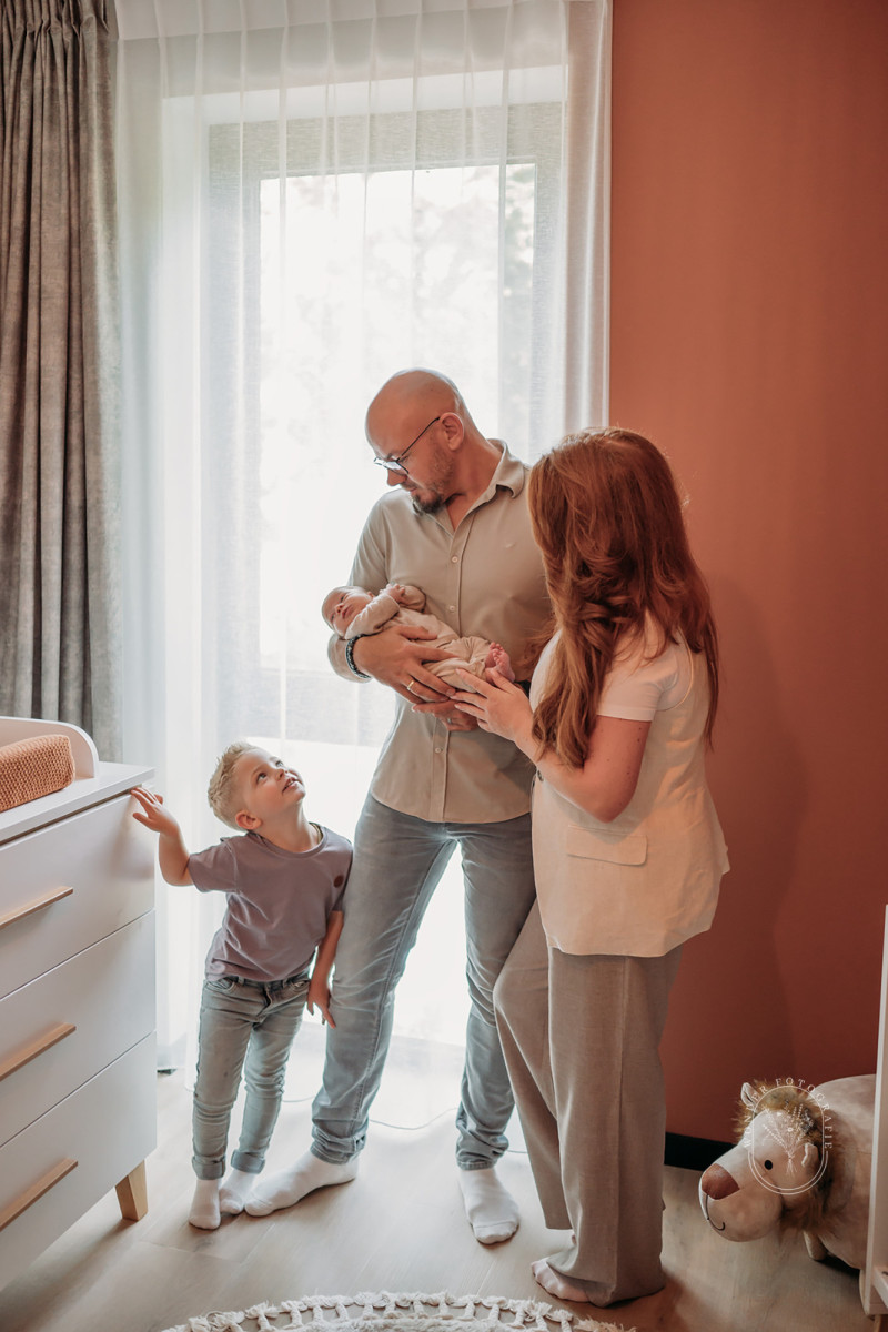 Newborn fotoshoot met twee broertjes bij hun ouders thuis in Wolvega