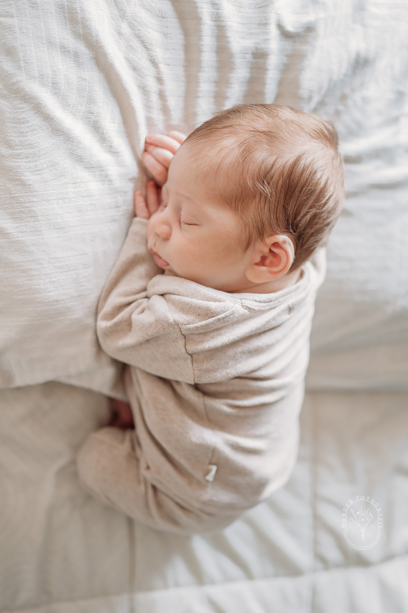 Lifestyle newborn fotoshoot bij een gezin thuis in Wolvega