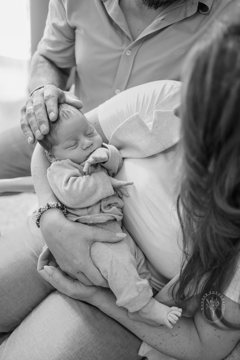 Gezinsfoto met ouders en hun pasgeboren baby in hun eigen huis in Wolvega