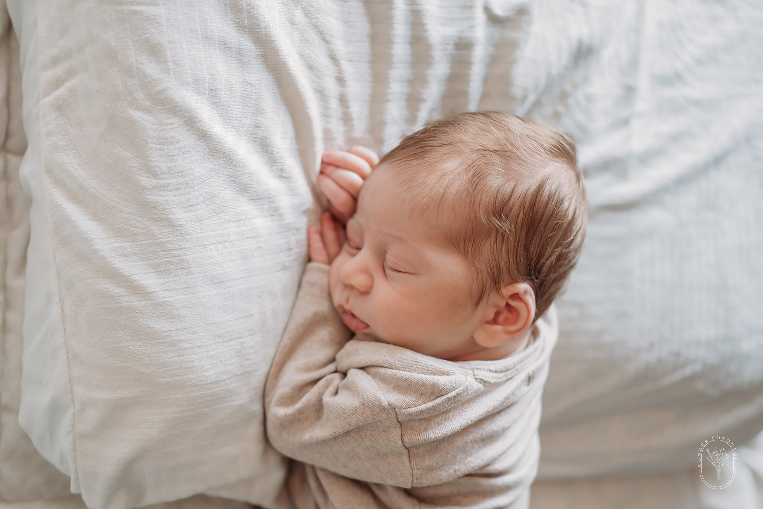 Natuurlijke newborn foto van een baby in de vertrouwde omgeving van het eigen huis