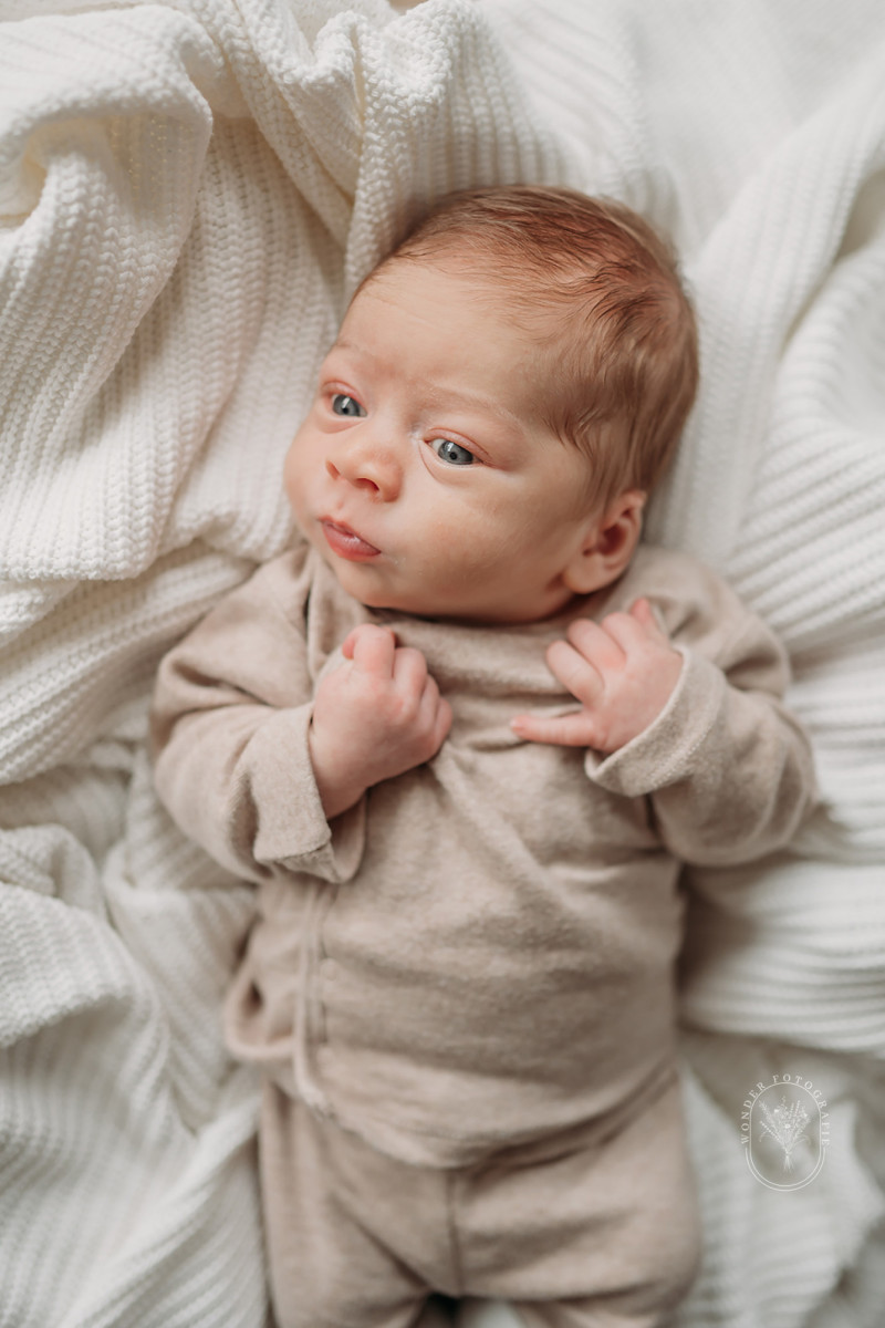 Portret van een pasgeboren baby tijdens een newborn fotoshoot
