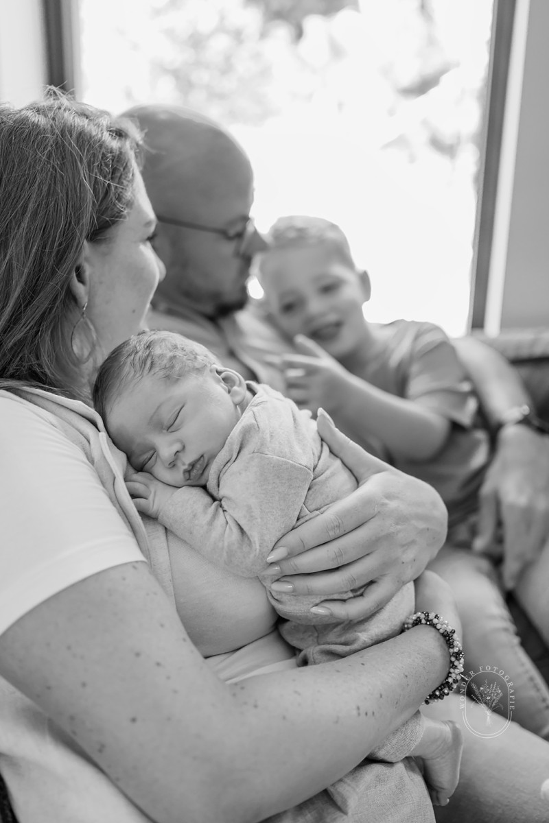 Ouders samen met hun pasgeboren baby tijdens een lifestyle newborn shoot in Wolvega