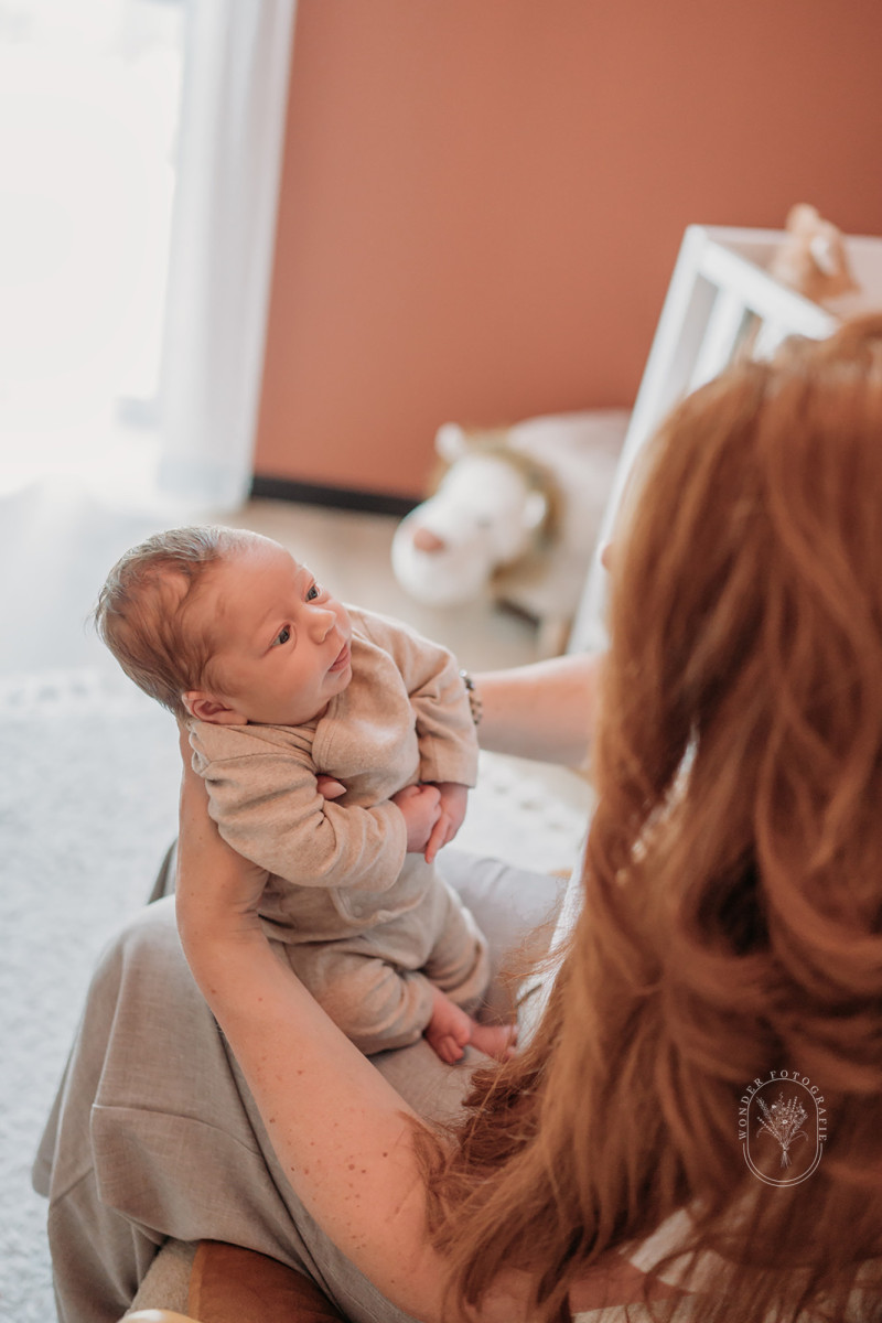 Lifestyle newborn fotografie aan huis door een newborn fotograaf in Friesland