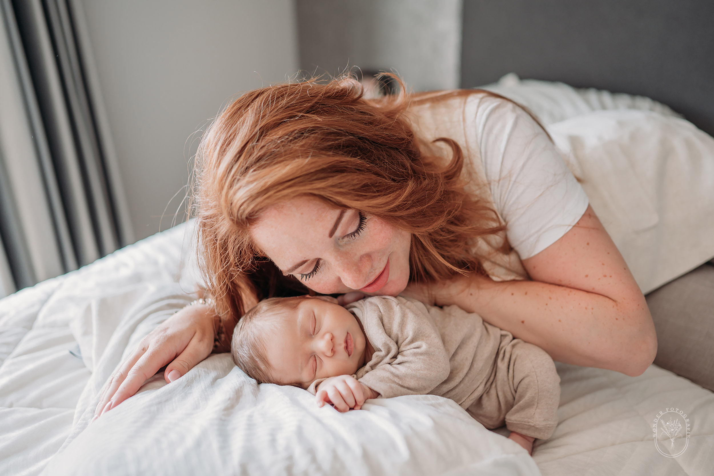 Lifestyle newborn fotoshoot bij een gezin thuis, vastgelegd door Wonder Fotografie