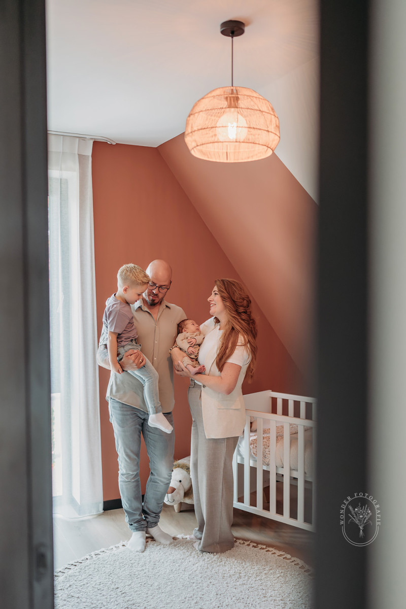 Newborn fotoshoot met twee broertjes bij hun ouders thuis in Wolvega