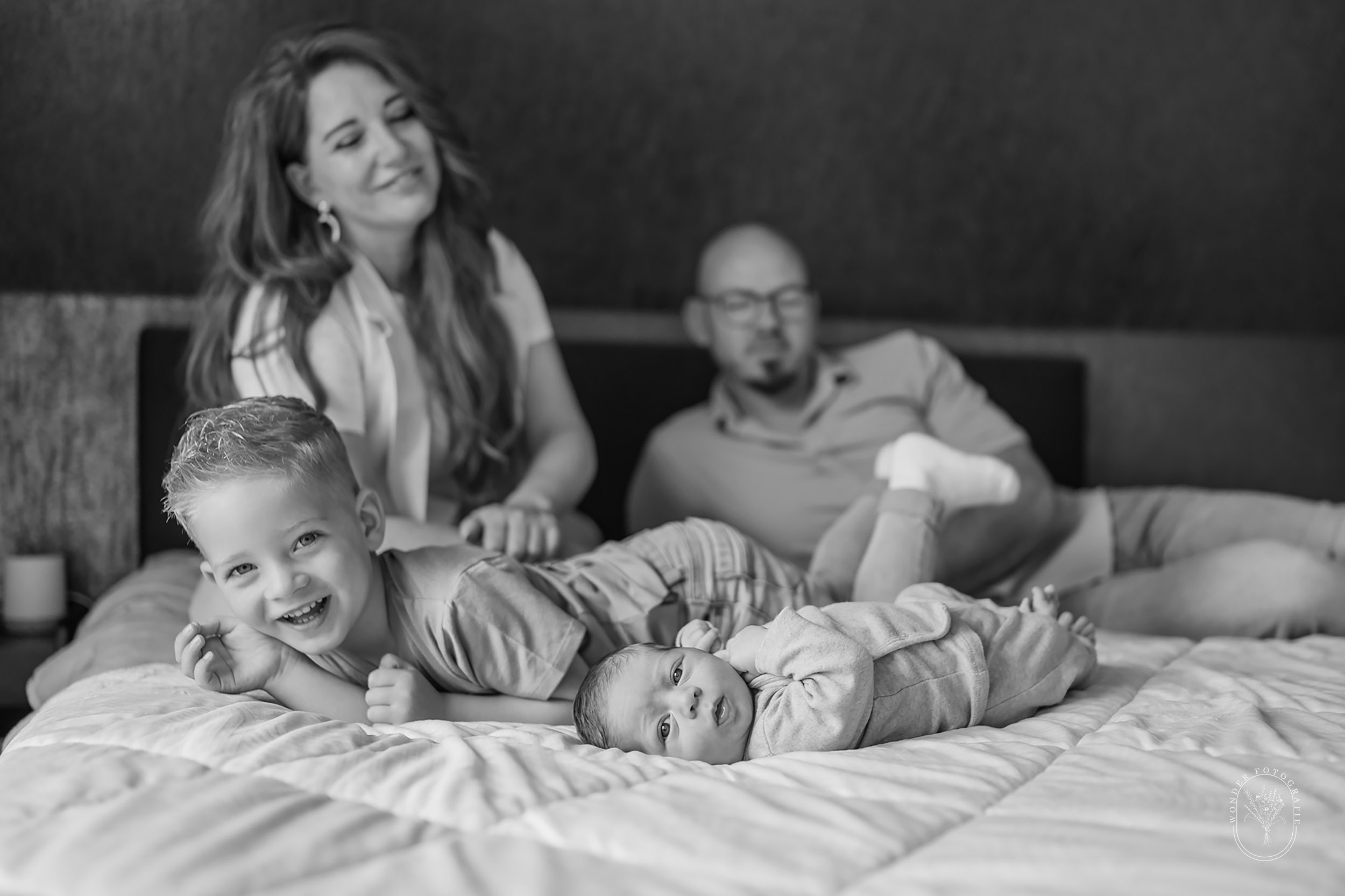 	Pasgeboren baby gefotografeerd met natuurlijk daglicht tijdens een newborn fotoshoot thuis