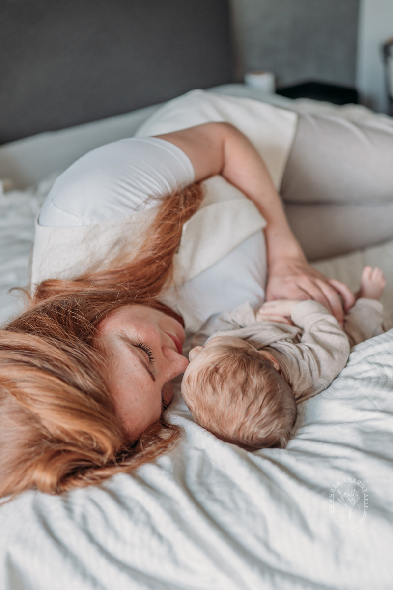Pasgeboren baby ligt dicht tegen de borst van de moeder tijdens een intiem knuffelmoment