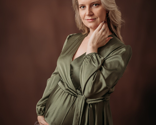 Een stijlvolle zwangerschapsfotoshoot in de studio