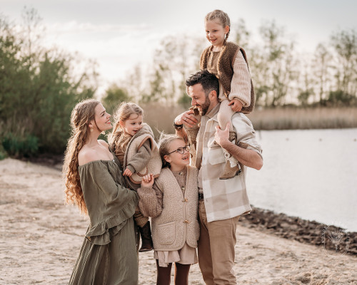 Een ontspannen gezinsfotoshoot met kinderen (juist als ze niet stilzitten)