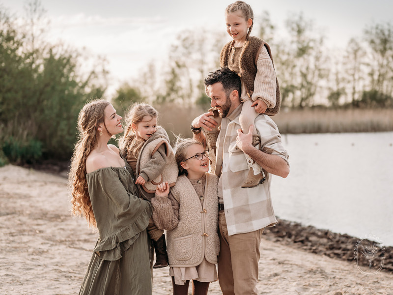 Een ontspannen gezinsfotoshoot met kinderen (juist als ze niet stilzitten)