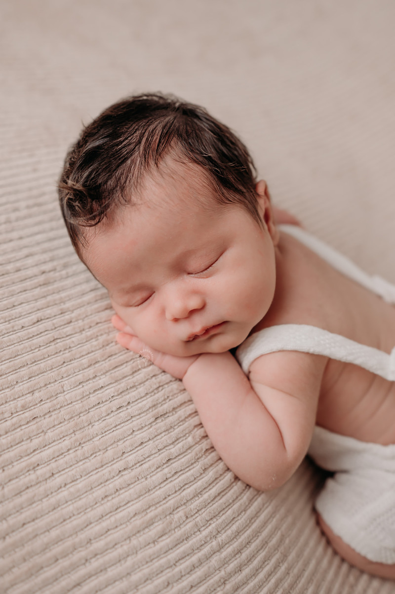 newborn fotoshoot in de studio met zachte warme tinten