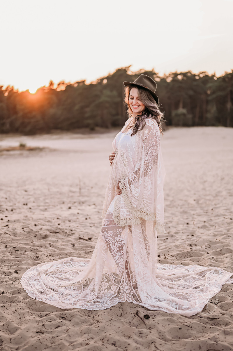 Zwangerschapsfotoshoot in warme avondzon nabij Zwolle