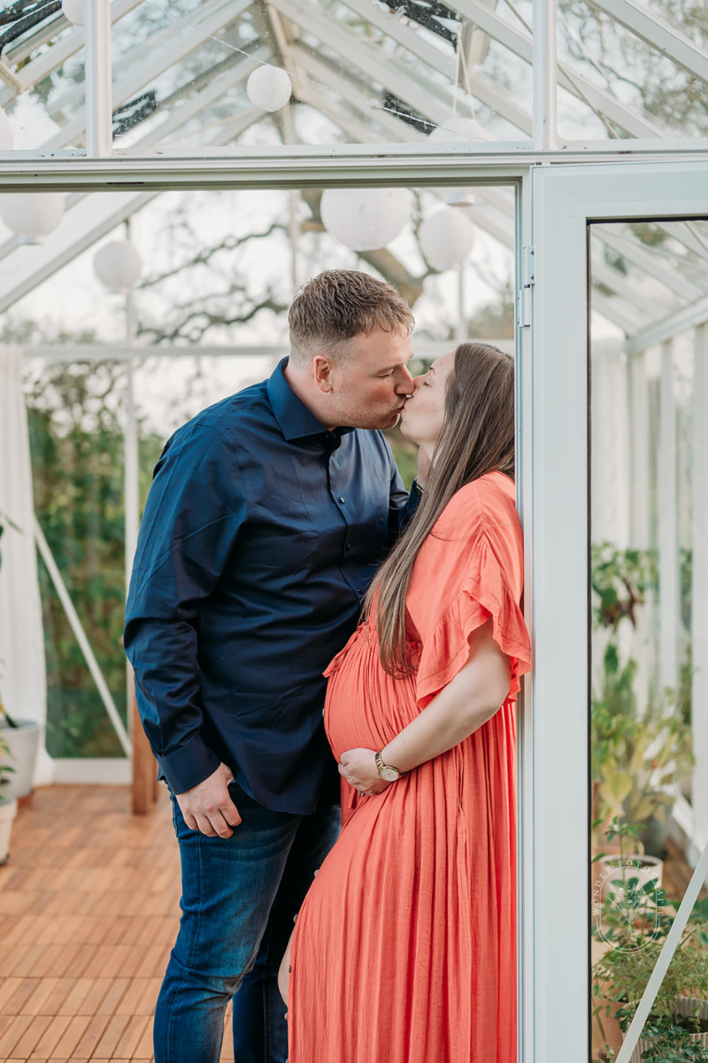 zwangerschapsfotoshoot friesland zwanger fotoshoot kas natuurlijk warm buiten met partner
