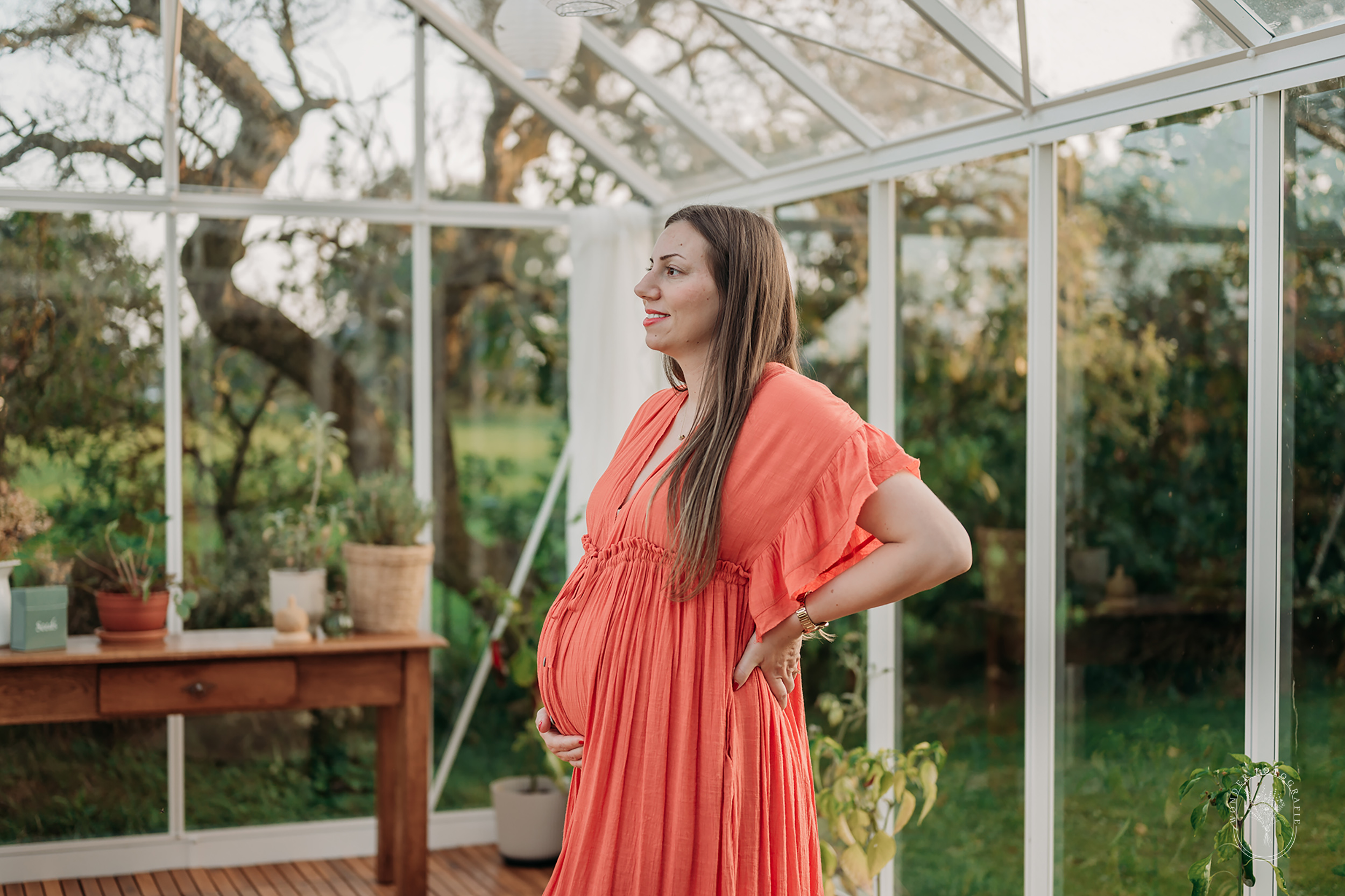 zwangerschapsfotoshoot friesland zwanger fotoshoot kas natuurlijk warm buiten met partner