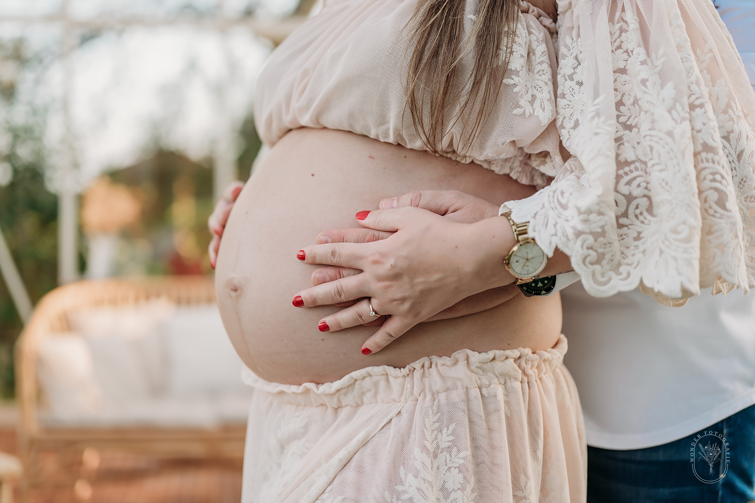 zwangerschapsfotoshoot friesland zwanger fotoshoot kas natuurlijk warm buiten met partner