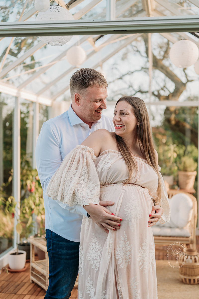 zwangerschapsfotoshoot friesland zwanger fotoshoot kas natuurlijk warm buiten met partner