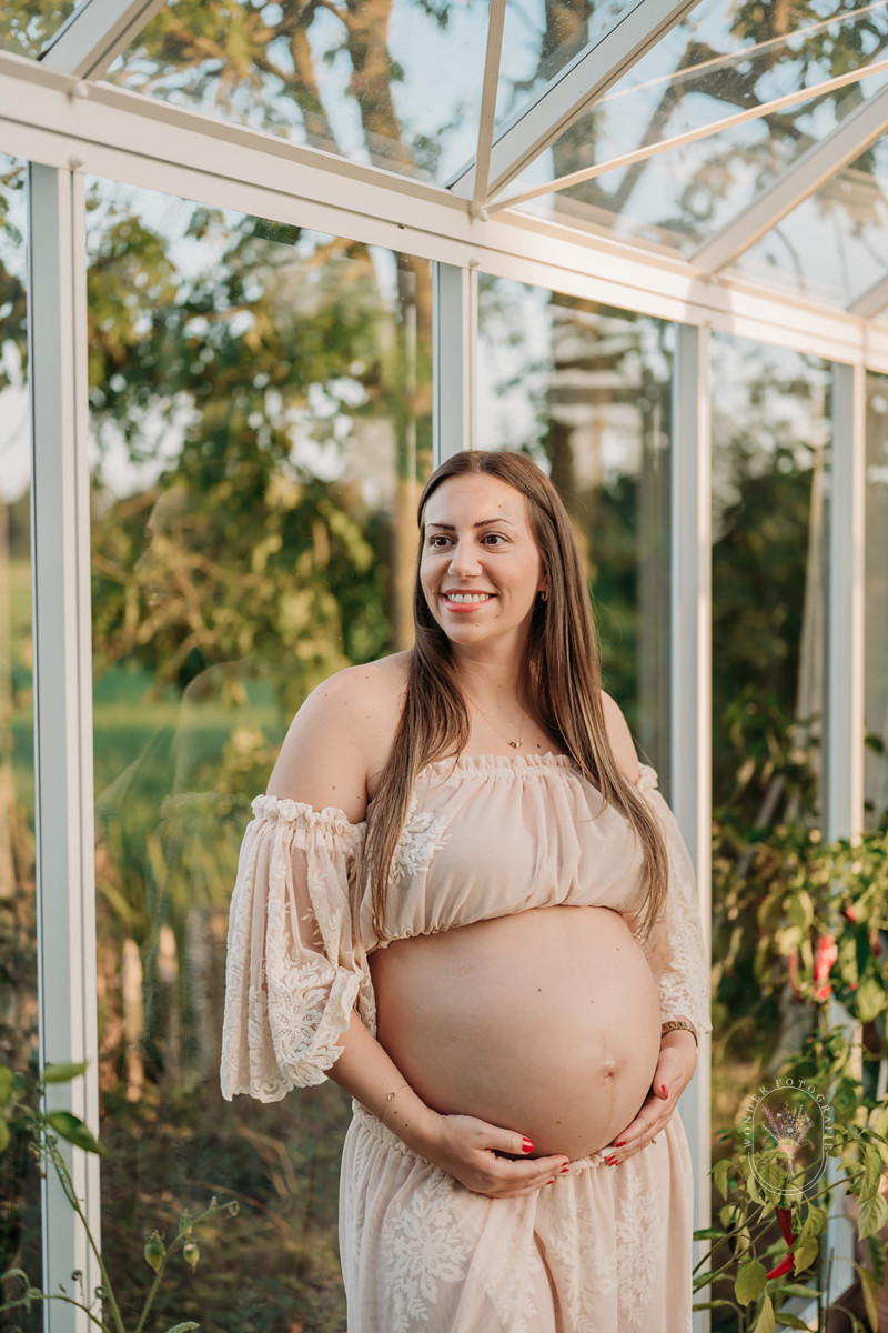 zwangerschapsfotoshoot friesland zwanger fotoshoot kas natuurlijk warm buiten met partner