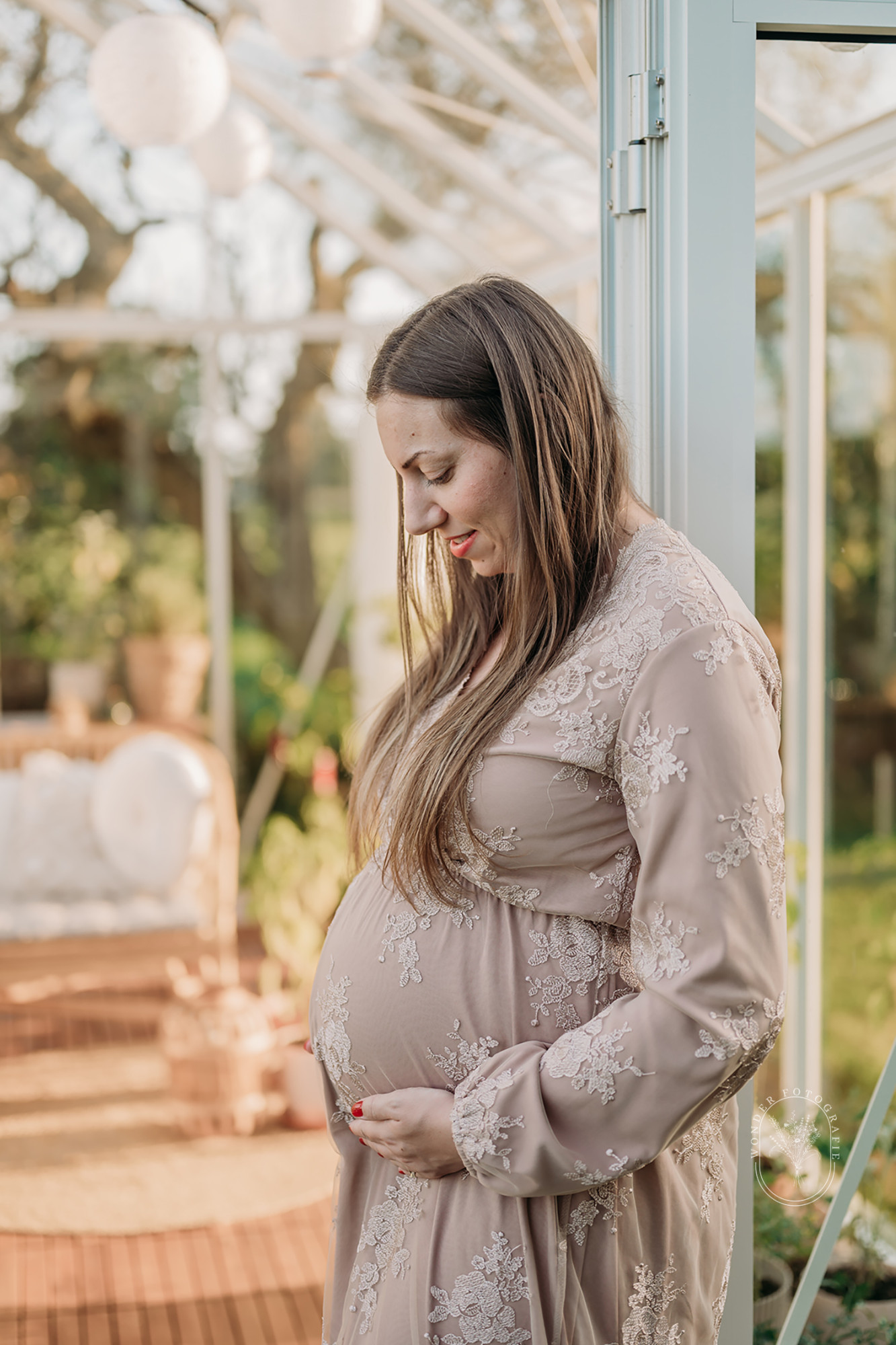zwangerschapsfotoshoot friesland zwanger fotoshoot kas natuurlijk warm buiten met partner