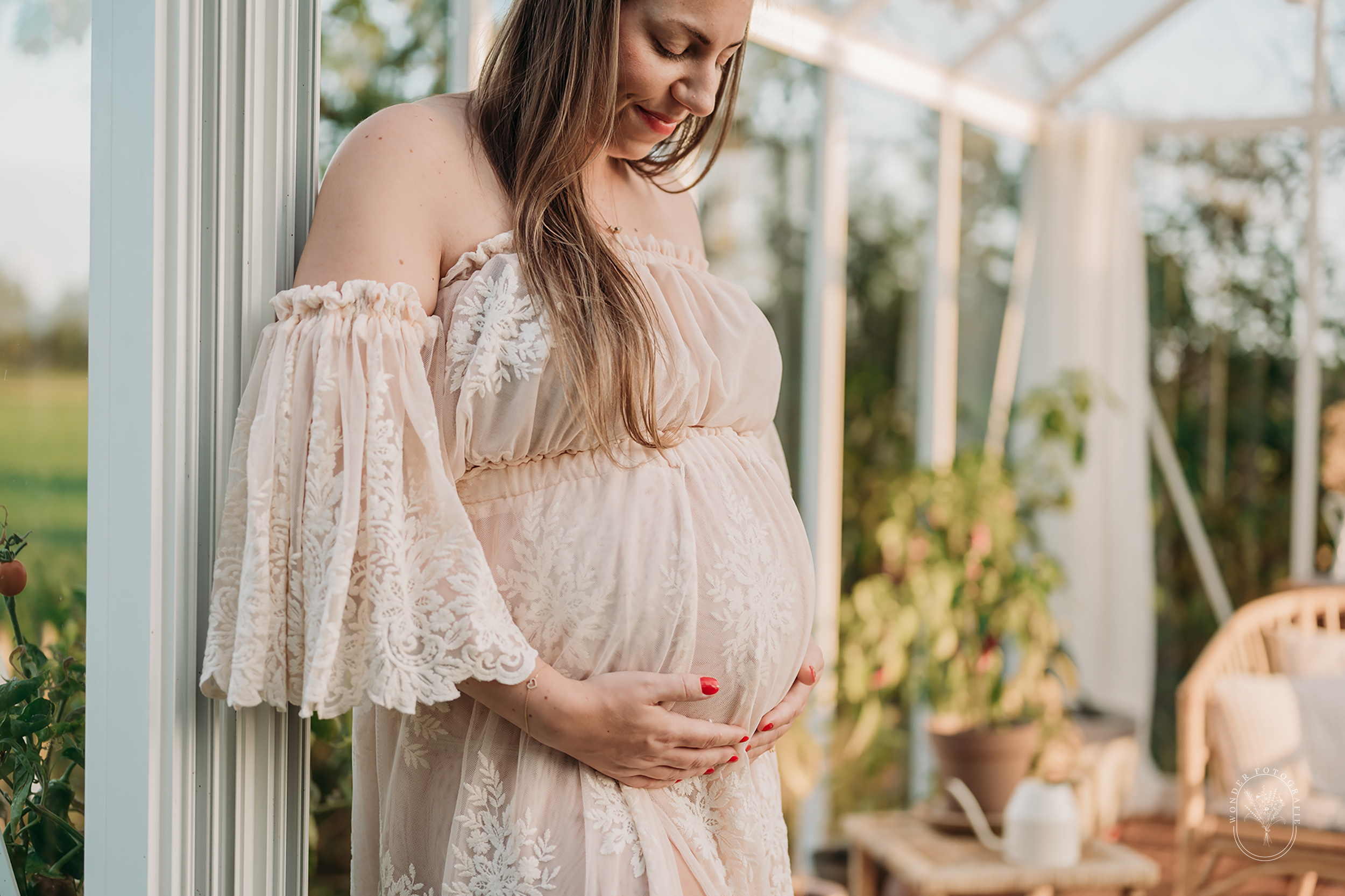 zwangerschapsfotoshoot friesland zwanger fotoshoot kas natuurlijk warm buiten met partner
