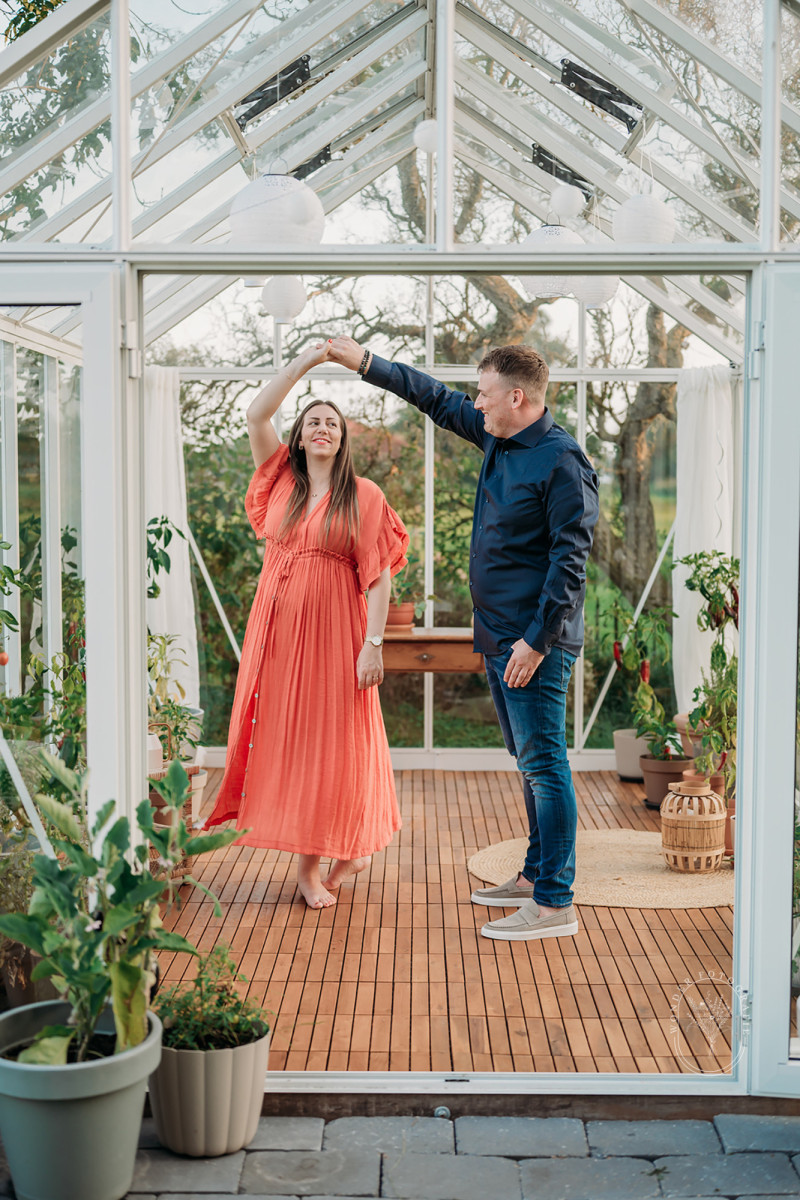 zwangerschapsfotoshoot friesland zwanger fotoshoot kas natuurlijk warm buiten met partner