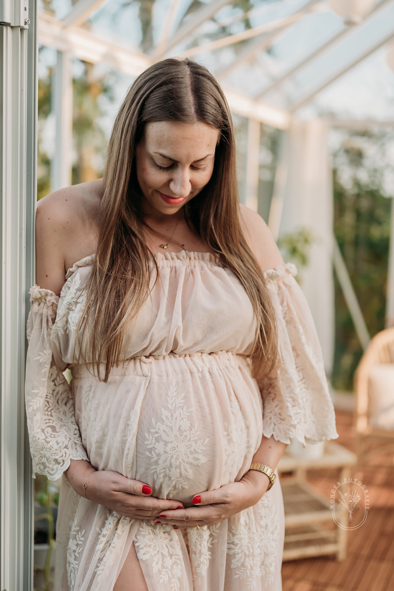 zwangerschapsfotoshoot friesland zwanger fotoshoot kas natuurlijk warm buiten met partner