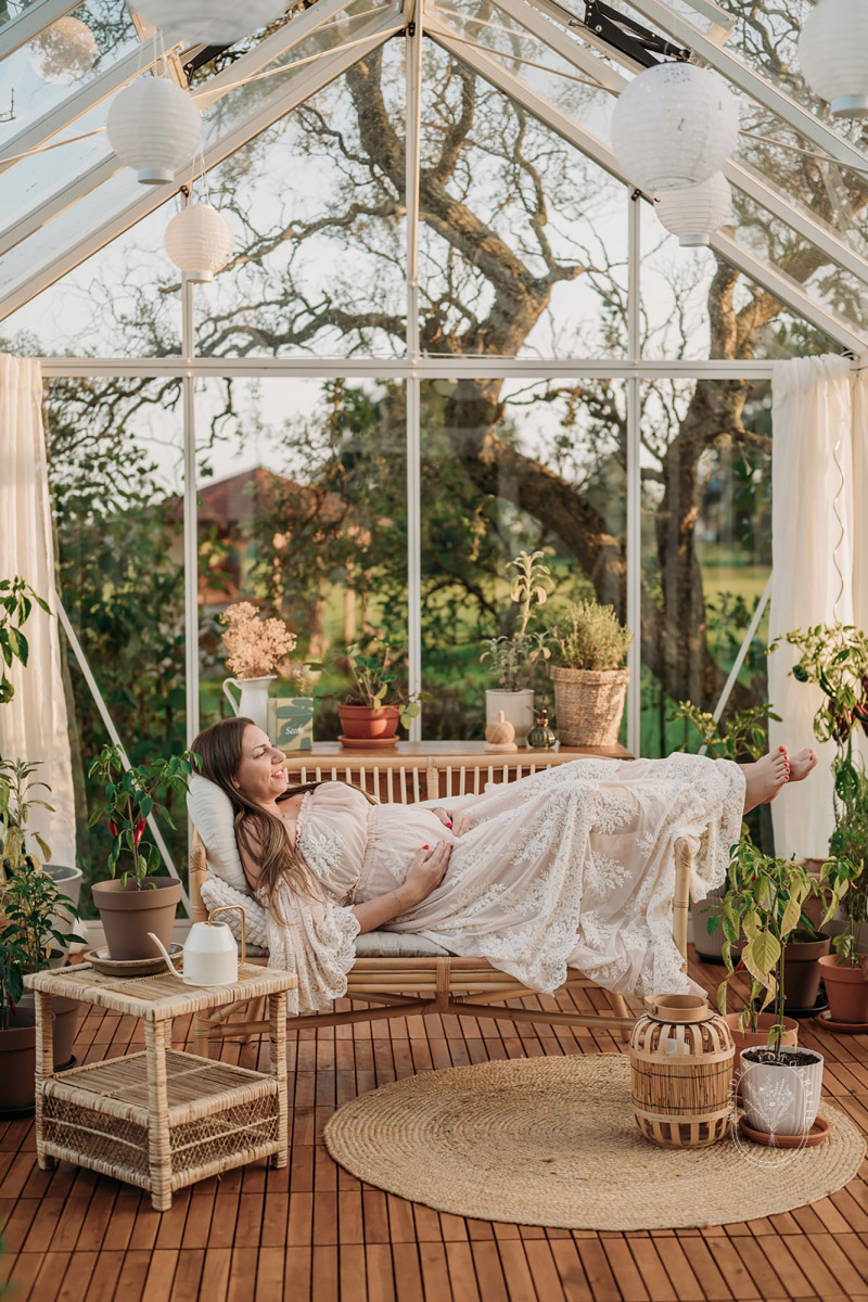 zwangerschapsfotoshoot friesland zwanger fotoshoot kas natuurlijk warm buiten met partner