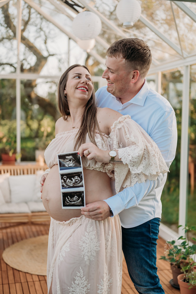 zwangerschapsfotoshoot friesland zwanger fotoshoot kas natuurlijk warm buiten met partner
