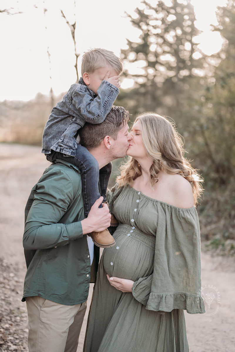 zwangerschapsfotoshoot bos strand zwangerschapsshoot fotoshoot Almere Emmeloord Heerenveen Meppel Steenwijk