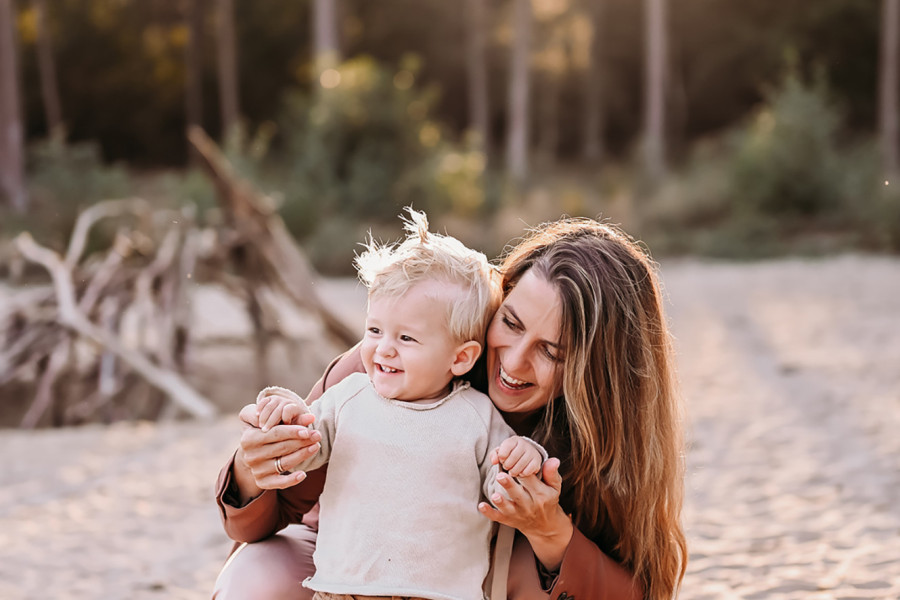 Gezinsfotoshoot Friesland gezin familie fotoshoot strand bos
