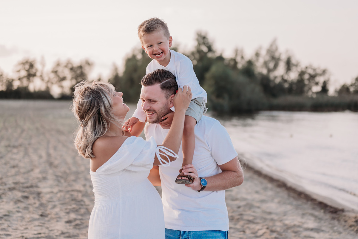Gezinsfotoshoot Friesland gezin familie fotoshoot strand bos