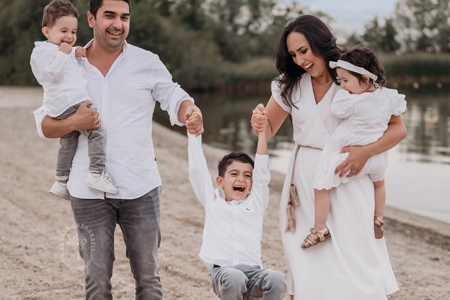 Gezinsfotoshoot Friesland gezin familie fotoshoot strand bos