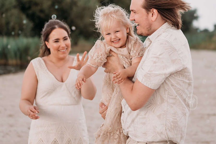 Gezinsfotoshoot Friesland gezin familie fotoshoot strand bos