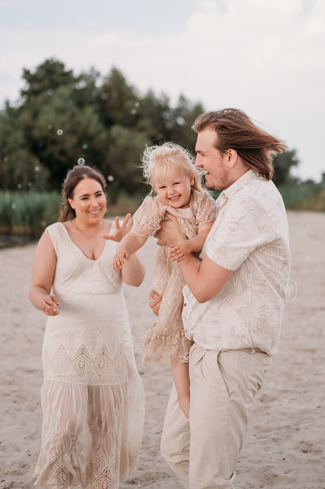 Gezinsfotoshoot Friesland gezin familie fotoshoot strand bos