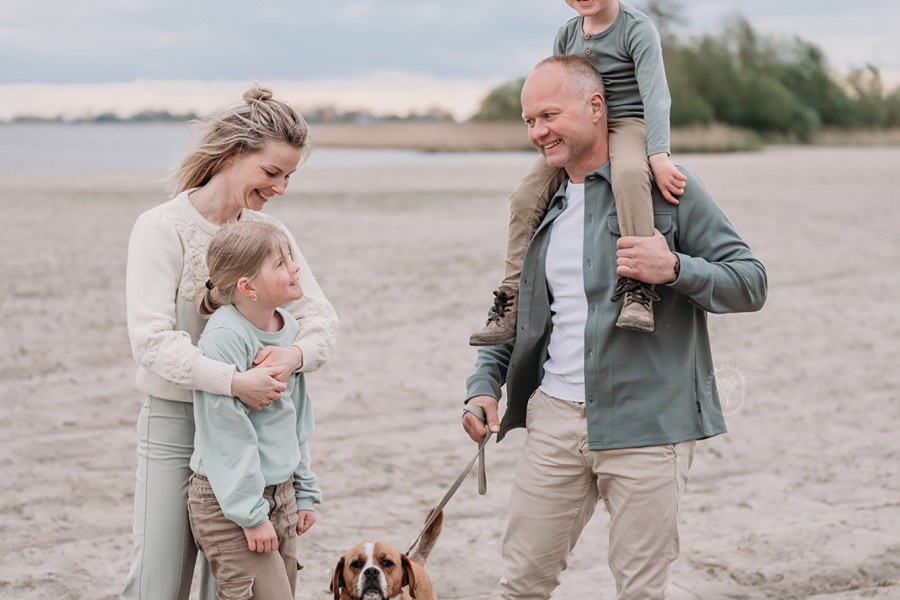 gezinsfotoshoot friesland gezin familie fotoshoot strand bos