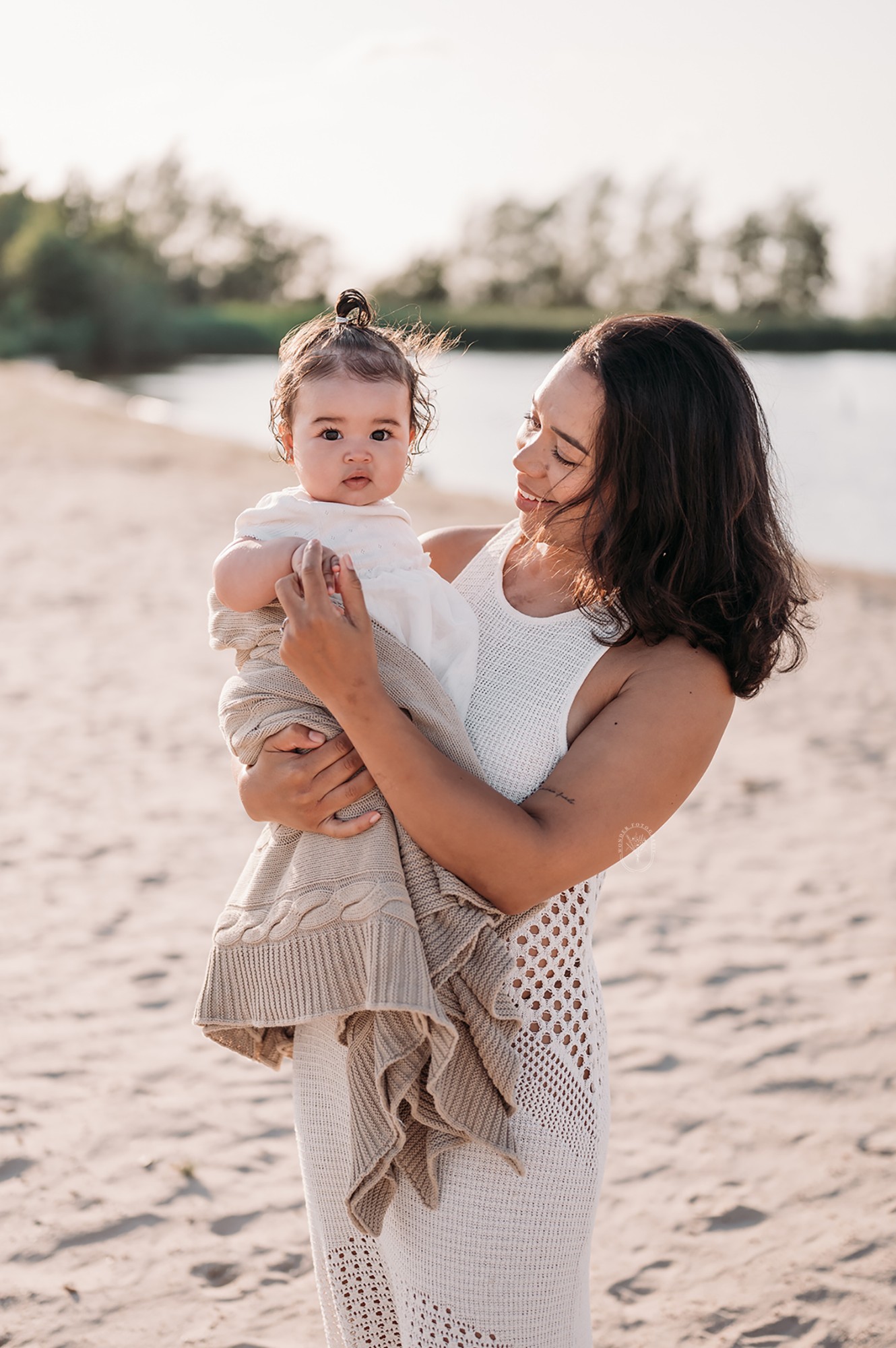 Gezinsfotoshoot Friesland gezin familie fotoshoot strand bos