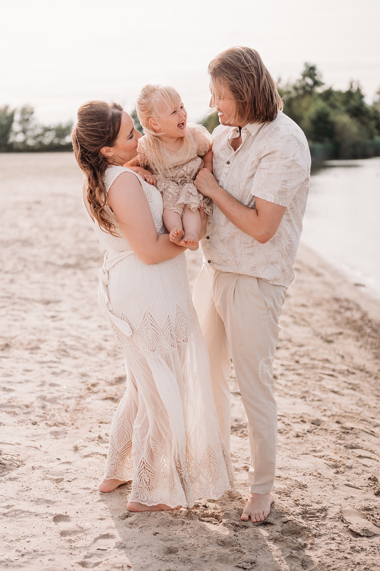 Gezinsfotoshoot Friesland gezin familie fotoshoot strand bos