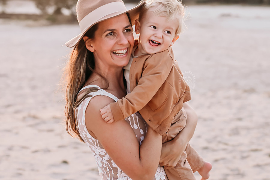 Gezinsfotoshoot Friesland gezin familie fotoshoot strand bos