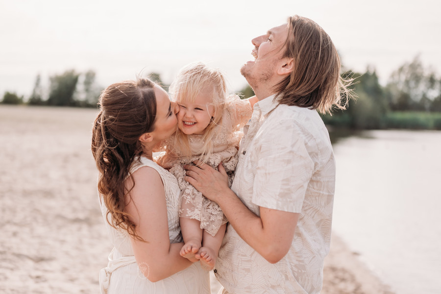 Gezinsfotoshoot Friesland gezin familie fotoshoot strand bos