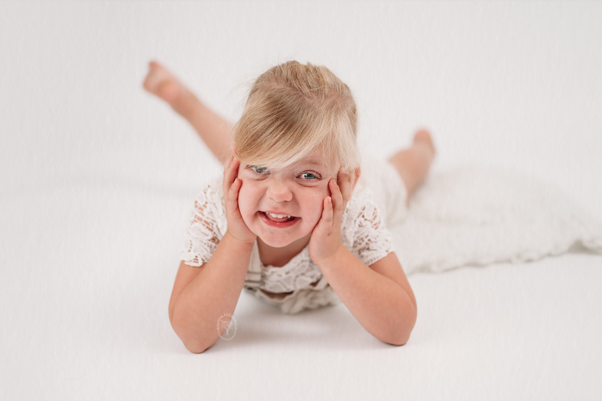 Kinderfotoshoot kinderportret kinderfotograaf fotostudio friesland kind puur naturel wit