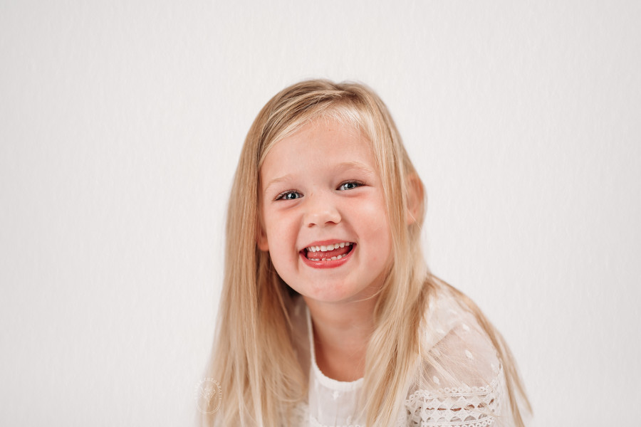 Kinderfotoshoot kinderportret kinderfotograaf fotostudio friesland kind puur naturel wit