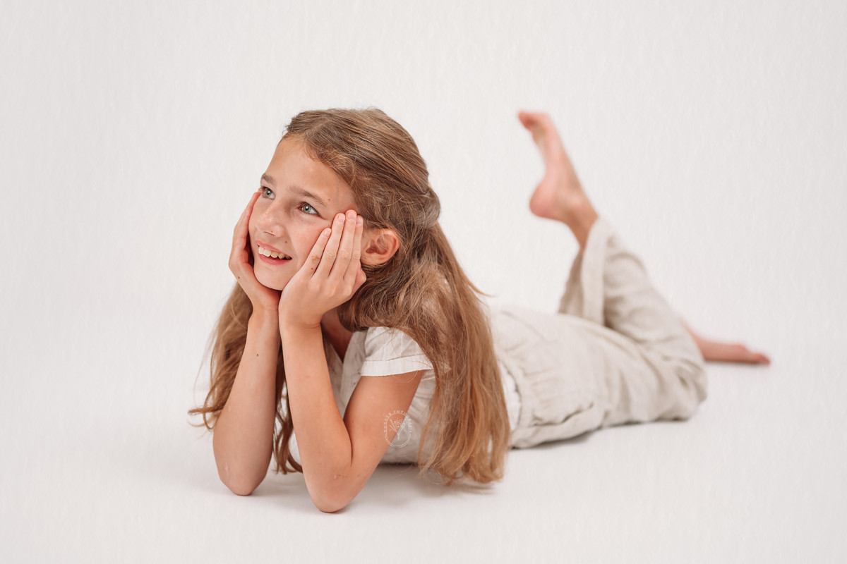 Kinderfotoshoot kinderportret kinderfotograaf fotostudio friesland kind puur naturel wit