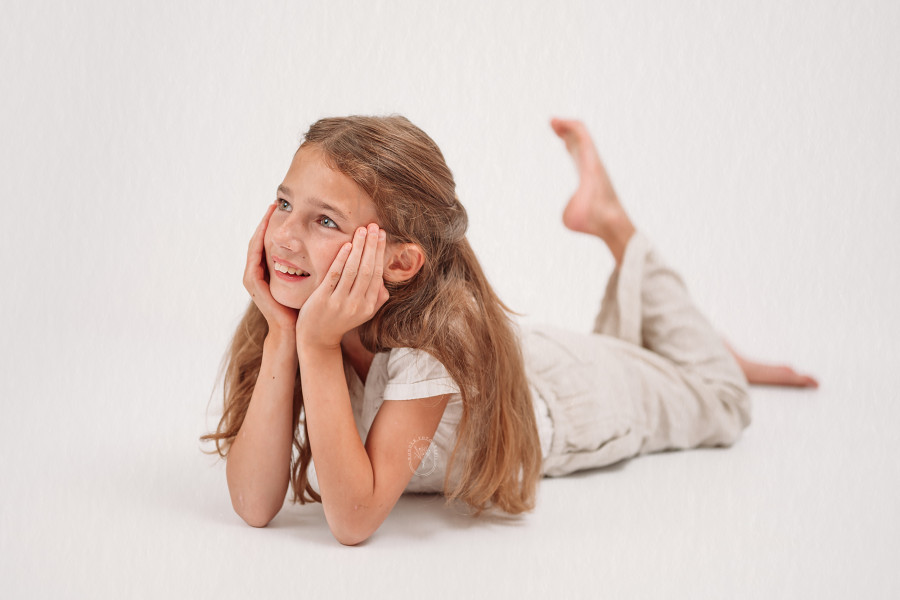 Kinderfotoshoot kinderportret kinderfotograaf fotostudio friesland kind puur naturel wit