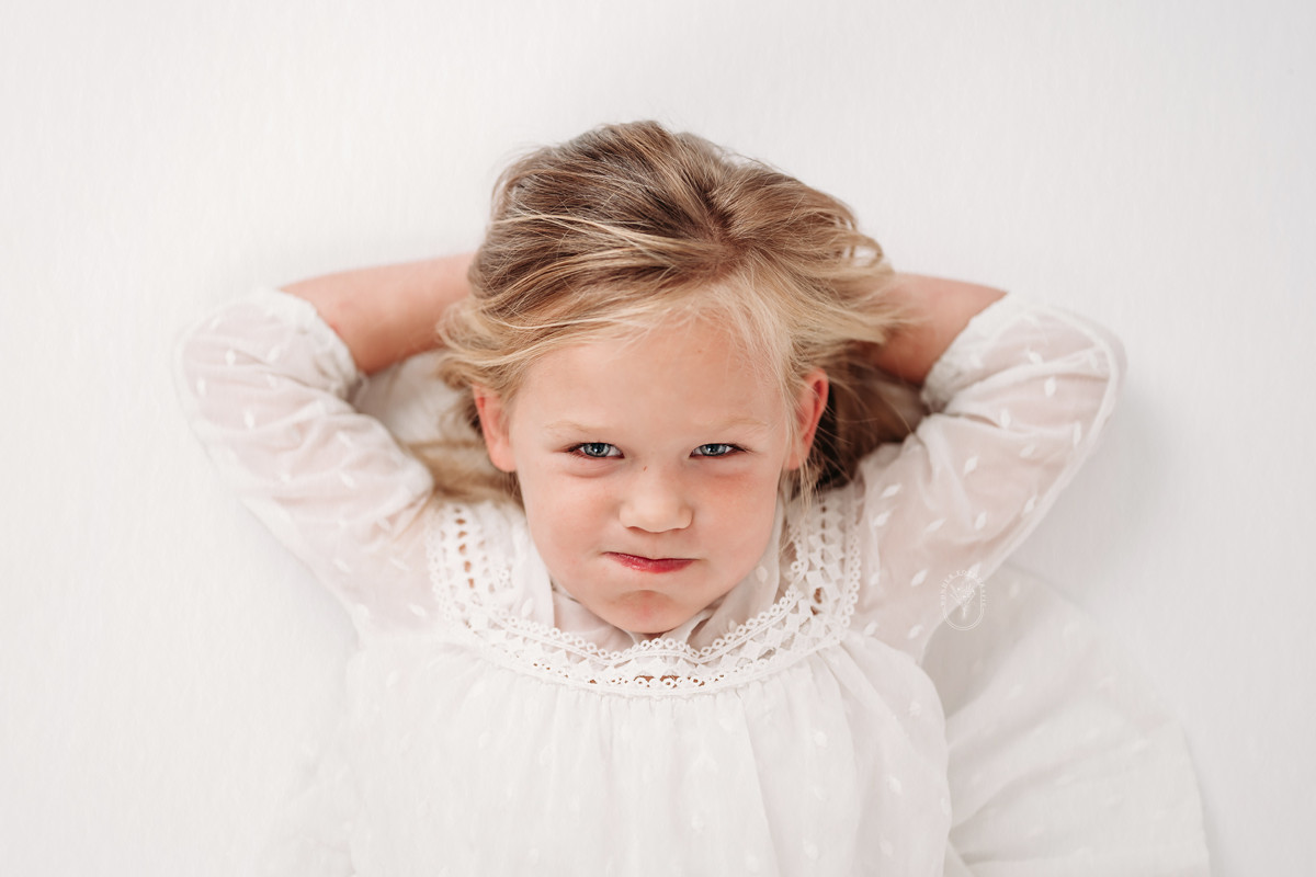 Kinderfotoshoot kinderportret kinderfotograaf fotostudio friesland kind puur naturel wit
