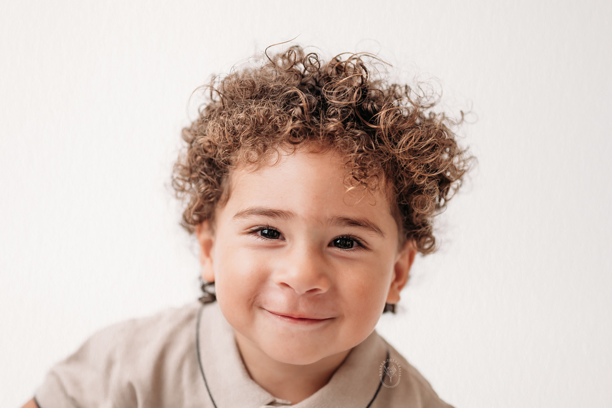 Kinderfotoshoot kinderportret kinderfotograaf fotostudio friesland kind puur naturel wit