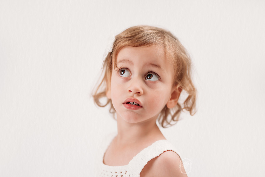 Kinderfotoshoot kinderportret kinderfotograaf fotostudio friesland kind puur naturel wit