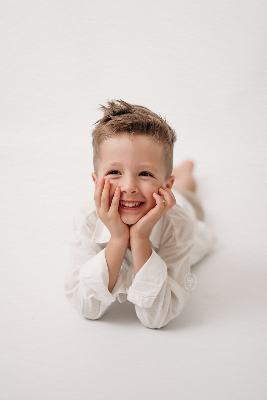 Kinderfotoshoot kinderportret kinderfotograaf fotostudio friesland kind puur naturel wit