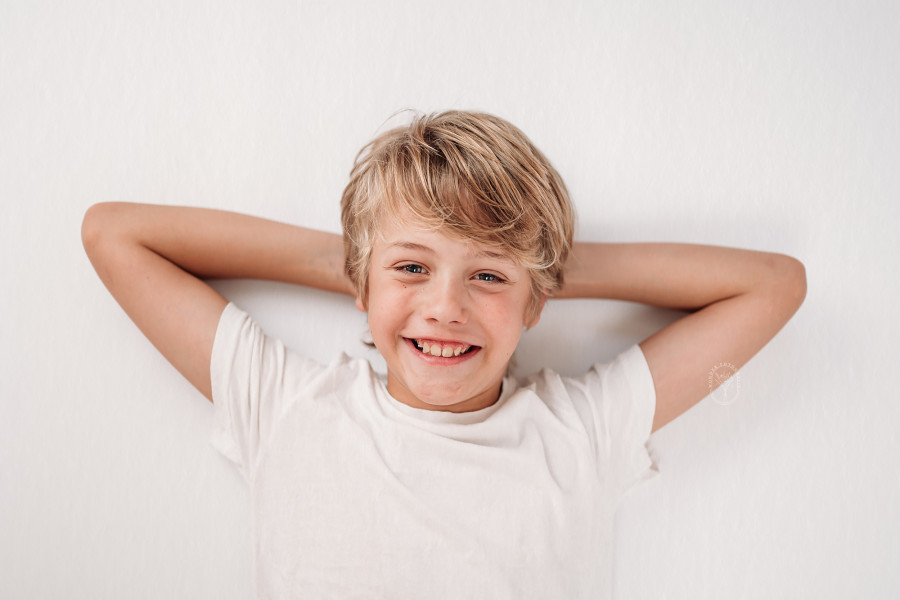 Kinderfotoshoot kinderportret kinderfotograaf fotostudio friesland kind puur naturel wit