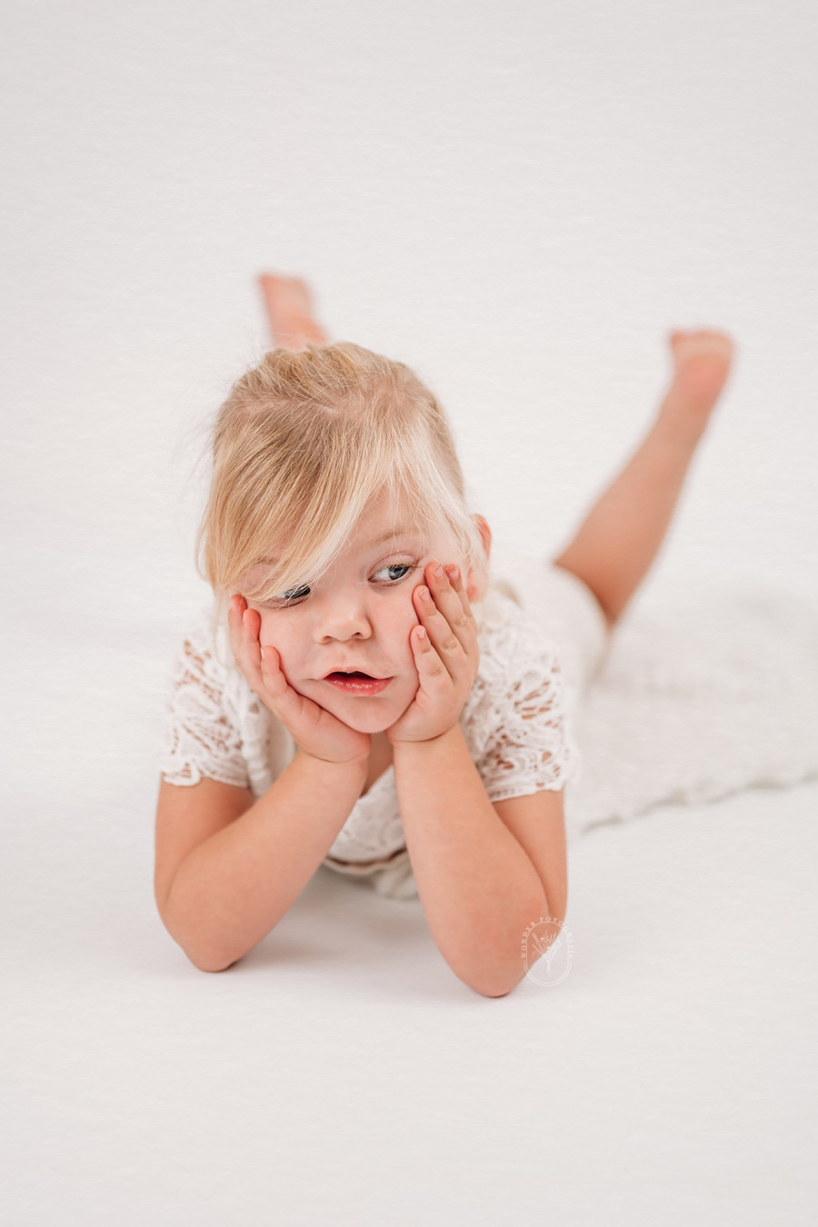 Kinderfotoshoot kinderportret kinderfotograaf fotostudio friesland kind puur naturel wit