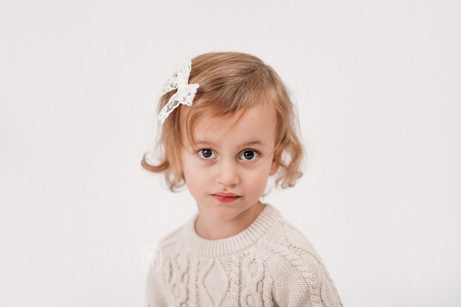 Kinderfotoshoot kinderportret kinderfotograaf fotostudio friesland kind puur naturel wit