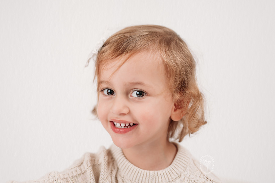 Kinderfotoshoot kinderportret kinderfotograaf fotostudio friesland kind puur naturel wit
